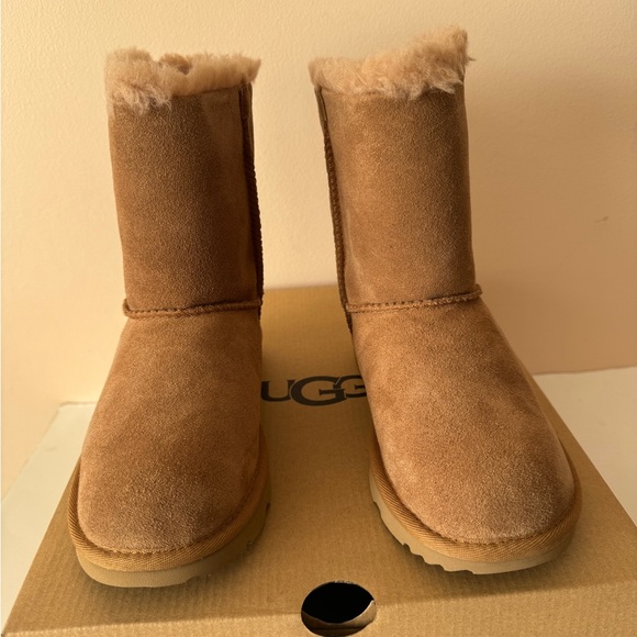 Ugg Bailey Bow II Suede leather chestnut Boot. Size: 3 - Picture 12 of 12